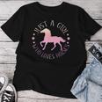 馬を愛するただの女の子乗馬のための面白い引用 レディースTシャツ 面白い贈り物