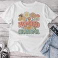 Promoted To Grandma Expecting Baby Daisy Groovy Wildflower レディースTシャツ 面白い贈り物