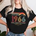 1966年1月生まれ 還暦祝い 60歳 誕生日 ヴィンテージ レトロ 1966 ギフト 男性 女性 レディースTシャツ 彼女への贈り物