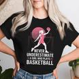 Hoops Never Underestimate A Girl Who Playing Basketball レディースTシャツ 彼女への贈り物
