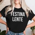 Make Hastelowly Festina Lente ラテン語インスピレーション引用 レディースTシャツ 彼女への贈り物