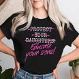 Protect Your Daughters 娘を守るために 息子を教育するために フェミニズムを理解するために レディースTシャツ 彼女への贈り物