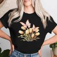チューリップと蝶の花のデザイン。 レディースTシャツ 彼女への贈り物