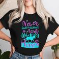 女の子のための馬に乗るお母さんのデザインを決して過小評価しないでください。 レディースTシャツ 彼女への贈り物