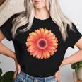 開花期のハンサムなガーベラの花 レディースTシャツ 彼女への贈り物