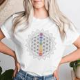 チャクラのシンボルと生命の花、神聖な幾何学曼荼羅。 レディースTシャツ 彼女への贈り物