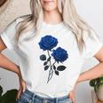 青いバラ 花 カップル ゴシック ファンタジー 花 美的 アート レディースTシャツ 彼女への贈り物