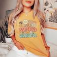 Promoted To Grandma Expecting Baby Daisy Groovy Wildflower レディースオーバーサイズコンフォートTシャツ Mustard