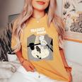 Trashed Panda ミーム アライグマ 面白いアート レディースオーバーサイズコンフォートTシャツ Mustard