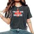 Trust Me Im A Nurseシャツは、すべての看護師、家族、友人に贈ることができます。 レディースオーバーサイズコンフォートTシャツ Pepper