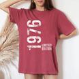 50 歳の誕生日 50 歳の男性女性ヴィンテージ 1976 レディースオーバーサイズコンフォートTシャツ Crimson