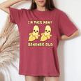 I'm This Many Bananas Old バナナ 2歳の誕生日 2歳 レディースオーバーサイズコンフォートTシャツ Crimson
