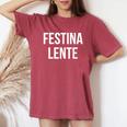 Make Hastelowly Festina Lente ラテン語インスピレーション引用 レディースオーバーサイズコンフォートTシャツ Crimson