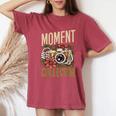 Moment Collector カメラマン カメラ メンズ レディース 写真 レディースオーバーサイズコンフォートTシャツ Crimson
