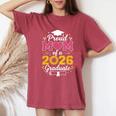 Proud Mom Of A 2026 卒業 シニア ひまわり ヒョウ ハート レディースオーバーサイズコンフォートTシャツ Crimson