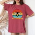 Save The Bees レトロスタイル 気候変動ave The Queen レディースオーバーサイズコンフォートTシャツ Crimson