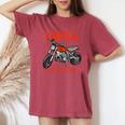 還暦祝い バイク好き 車好き 父 男性 女性 クラシック 60歳 The Road Never Ends At 60 レディースオーバーサイズコンフォートTシャツ Crimson