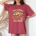 野の花と馬 ヴィンテージ 夕日 騎乗位 レディースオーバーサイズコンフォートTシャツ Crimson