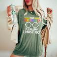 The 2Nd Grade Is Calling I Must Go First Grade Graduation レディースオーバーサイズコンフォートTシャツ Moss