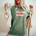 Trust Me Im A Nurseシャツは、すべての看護師、家族、友人に贈ることができます。 レディースオーバーサイズコンフォートTシャツ Moss