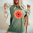 開花期のハンサムなガーベラの花 レディースオーバーサイズコンフォートTシャツ Moss