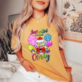 Just A Girl Who Loves Candy、レインボースイーツテスターギフト レディースオーバーサイズコンフォートTシャツ Mustard
