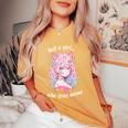 Just A Girl Who Loves アニメ カワイイ漫画 日本語 長袖tシャツ レディースオーバーサイズコンフォートTシャツ Mustard