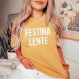 Make Hastelowly Festina Lente ラテン語インスピレーション引用 レディースオーバーサイズコンフォートTシャツ Mustard