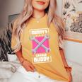 Mommy Garage Buddy 車愛好家 メカニック 自動車修理 レディースオーバーサイズコンフォートTシャツ Mustard