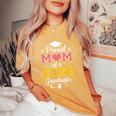 Proud Mom Of A 2026 卒業 シニア ひまわり ヒョウ ハート レディースオーバーサイズコンフォートTシャツ Mustard