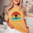 Save The Bees レトロスタイル 気候変動ave The Queen レディースオーバーサイズコンフォートTシャツ Mustard