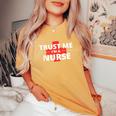 Trust Me Im A Nurseシャツは、すべての看護師、家族、友人に贈ることができます。 レディースオーバーサイズコンフォートTシャツ Mustard