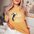 シャチが大好きな女の子 レディースオーバーサイズコンフォートTシャツ Mustard
