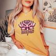 ピンクの蓮の花 曼荼羅 レディースオーバーサイズコンフォートTシャツ Mustard