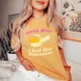 残念な女の子私はバナナが好き ゲイデート レディースオーバーサイズコンフォートTシャツ Mustard
