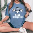 キケ・ヘルナンデス This Girl Loves Gameday レディースオーバーサイズコンフォートTシャツ Blue Jean