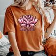 ピンクの蓮の花 曼荼羅 レディースオーバーサイズコンフォートTシャツ Yam