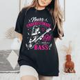面白いギタリストの言葉 決して過小評価しない A Girl With A Bass レディースオーバーサイズコンフォートTシャツ Black