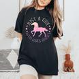 馬を愛するただの女の子乗馬のための面白い引用 レディースオーバーサイズコンフォートTシャツ Black