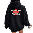 Trust Me Im A Nurseシャツは、すべての看護師、家族、友人に贈ることができます。 レディース オーバーサイズ パーカー バックプリント Black