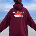 Trust Me Im A Nurseシャツは、すべての看護師、家族、友人に贈ることができます。 レディース オーバーサイズ パーカー バックプリント Maroon
