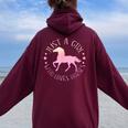 馬を愛するただの女の子乗馬のための面白い引用 レディース オーバーサイズ パーカー バックプリント Maroon