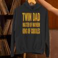 Twin Dad 父の日 ツインダッド メイヘムのマスター 抱きしめる王様 パーカー