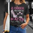 A Queen Was Born On 5月29日 ガーリー 誕生日 クイーン Tシャツ 彼女への贈り物