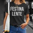 Make Hastelowly Festina Lente ラテン語インスピレーション引用 Tシャツ 彼女への贈り物