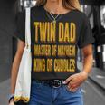 Twin Dad 父の日 ツインダッド メイヘムのマスター 抱きしめる王様 Tシャツ 彼女への贈り物