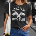 まだガンズで遊んでる面白いガン愛好家2a右ピストル Tシャツ 彼女への贈り物