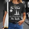インスピレーションを与えるセーリングの引用句 航海風と帆のデザイン。 Tシャツ 彼女への贈り物