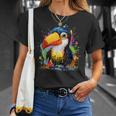 カラフルなペンキの飛沫を持つ小さなオオハシ Tシャツ 彼女への贈り物