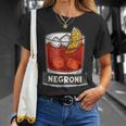 クラシックなネグローニカクテルイラスト、オレンジスライス。 Tシャツ 彼女への贈り物